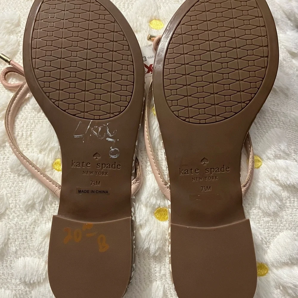 Kate Spade Mystic Bow Flat Thong Sandals with Hanging Charms. Size 7 1/2. NWT. - Picture 3 of 5